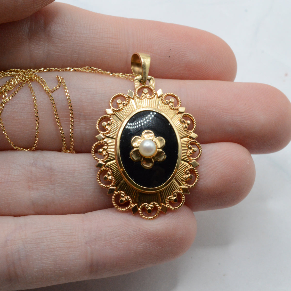 Large Mid-Century French 18ct Gold Vintage Onyx & Pearl Pendant Necklace (16”)