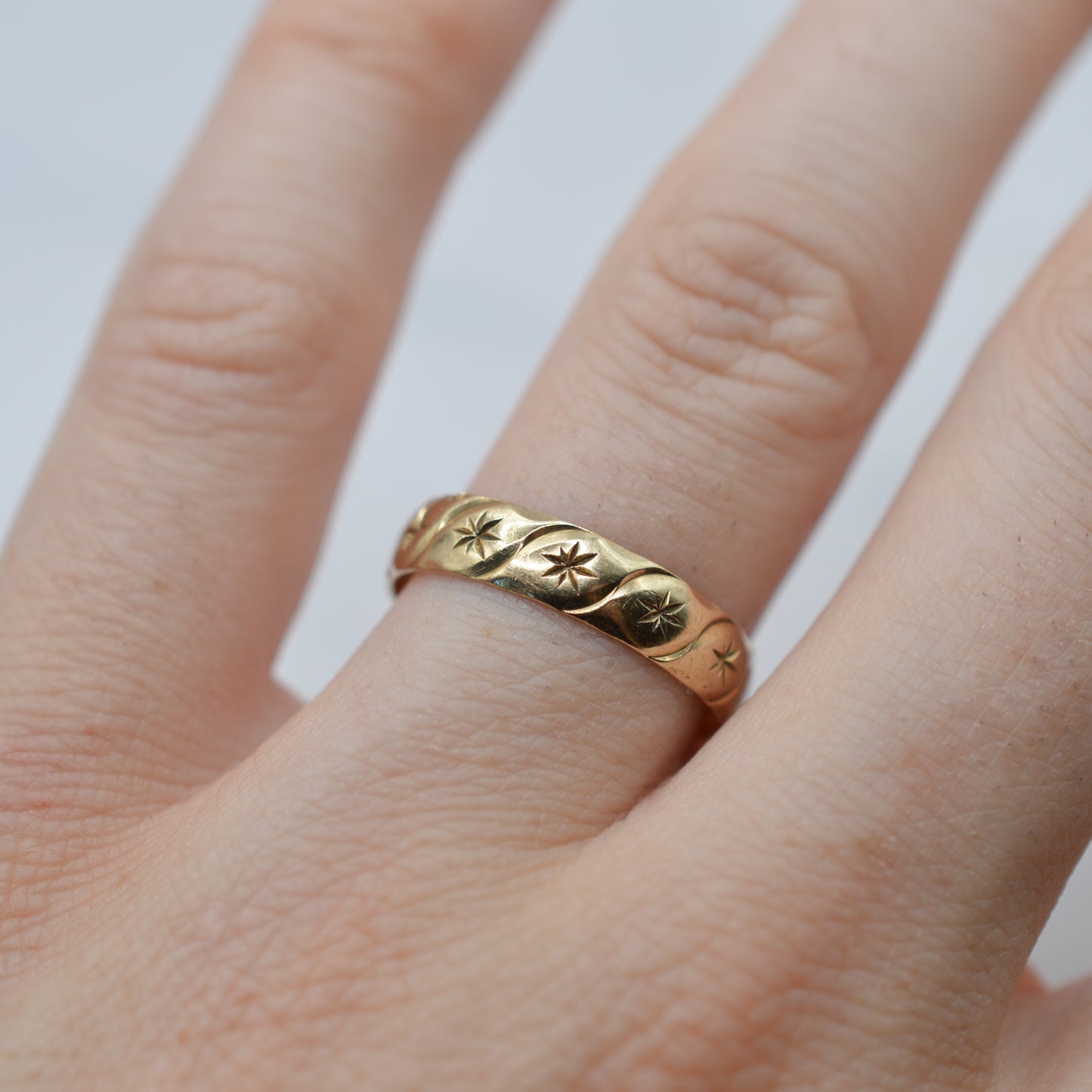 1980s 9ct Gold Star-Engraved Band Ring