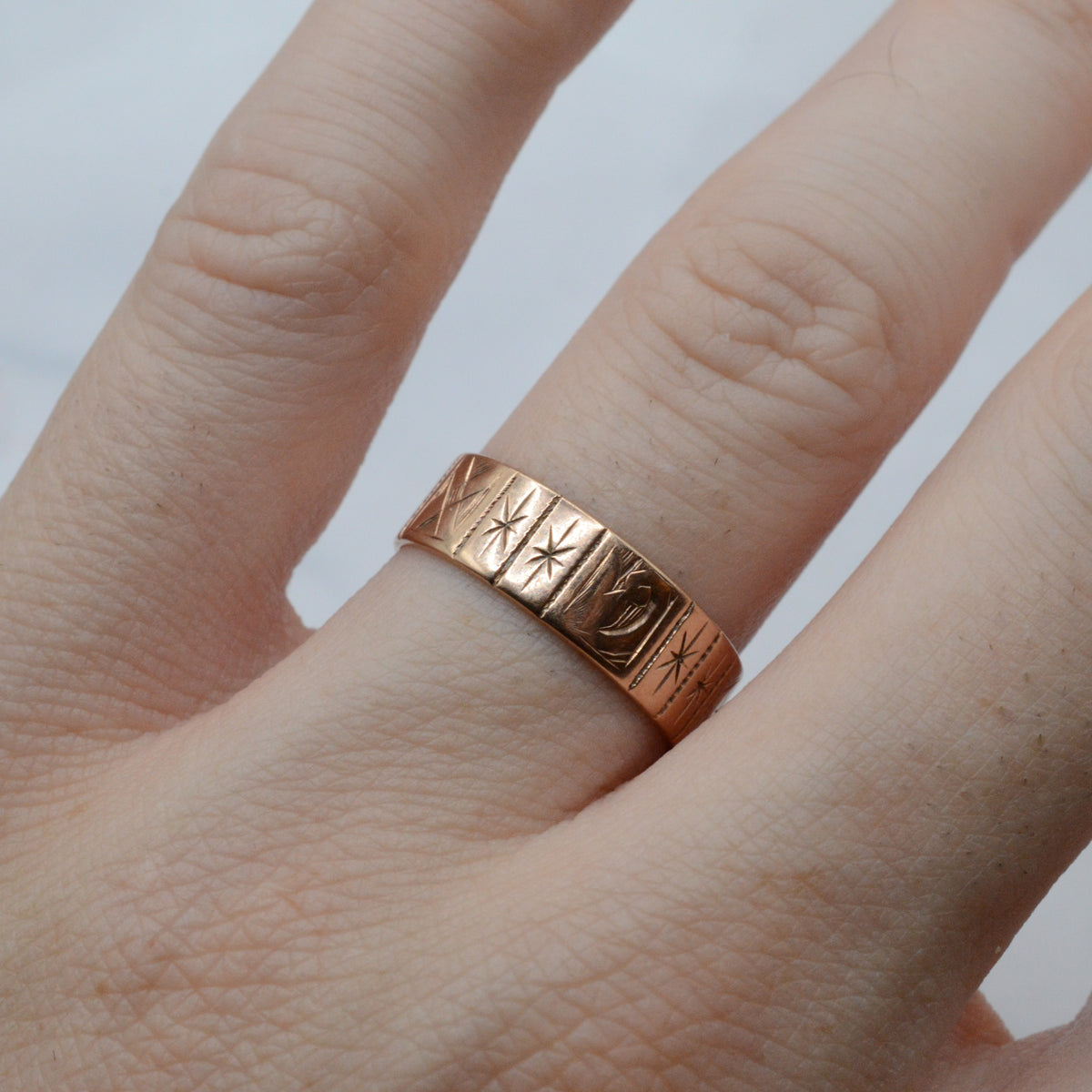1949 Vintage Mid-Century 9ct Gold Star-Engraved Band Ring