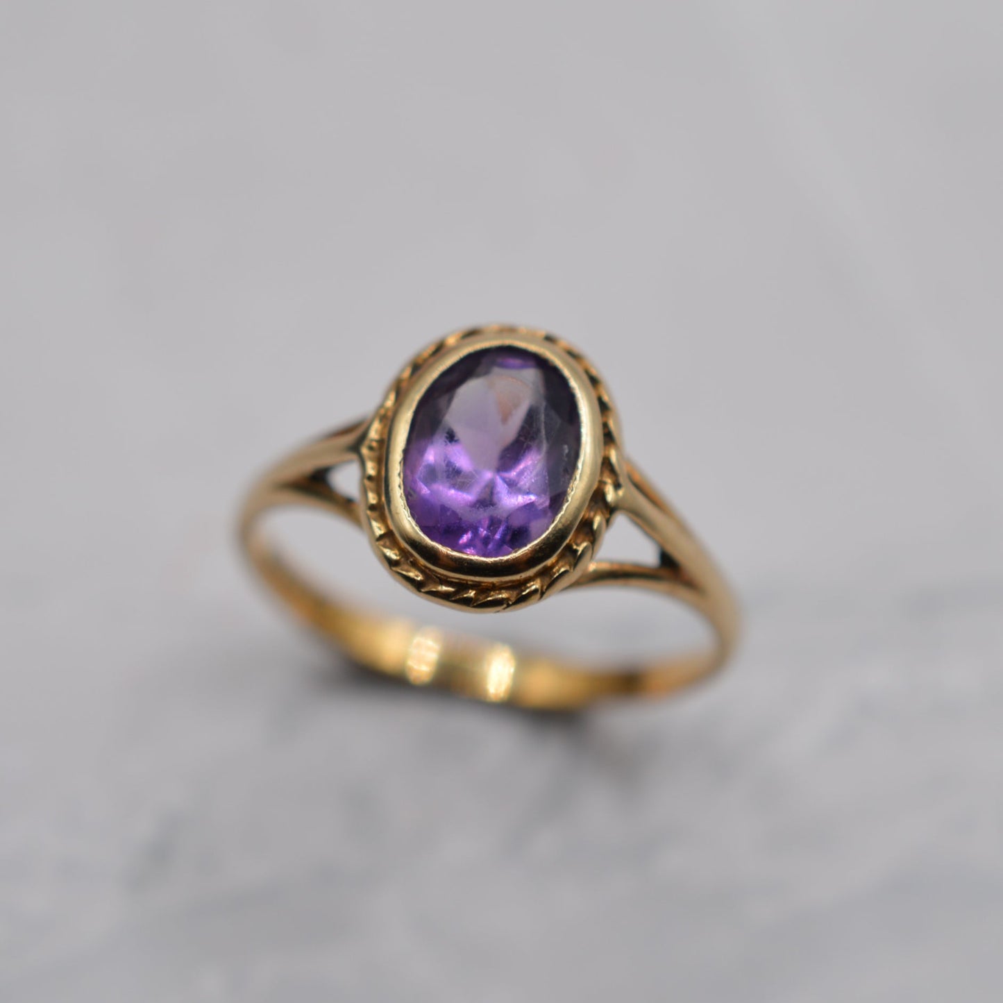 1990s 9ct Gold Amethyst Solitaire Ring with Rope-Twist Border