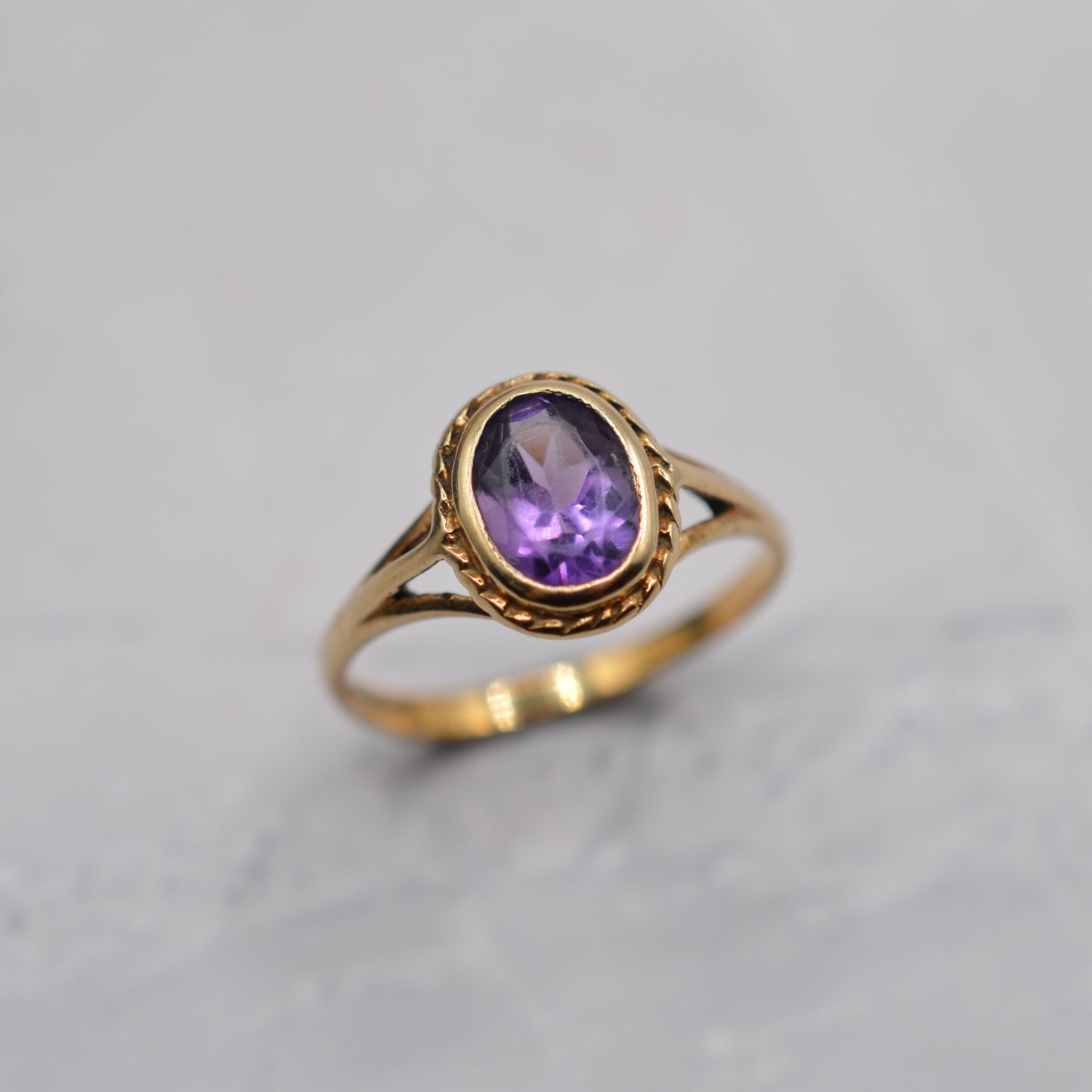 1990s 9ct Gold Amethyst Solitaire Ring with Rope-Twist Border