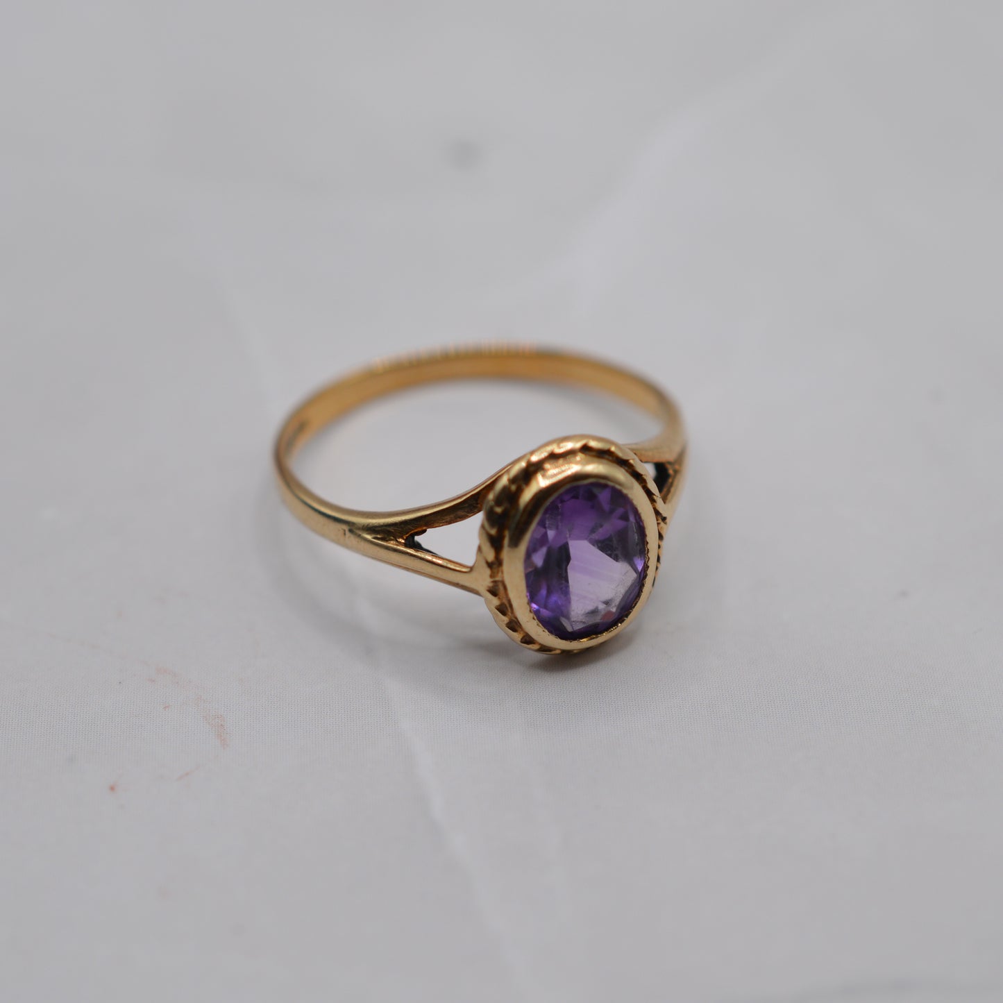 1990s 9ct Gold Amethyst Solitaire Ring with Rope-Twist Border