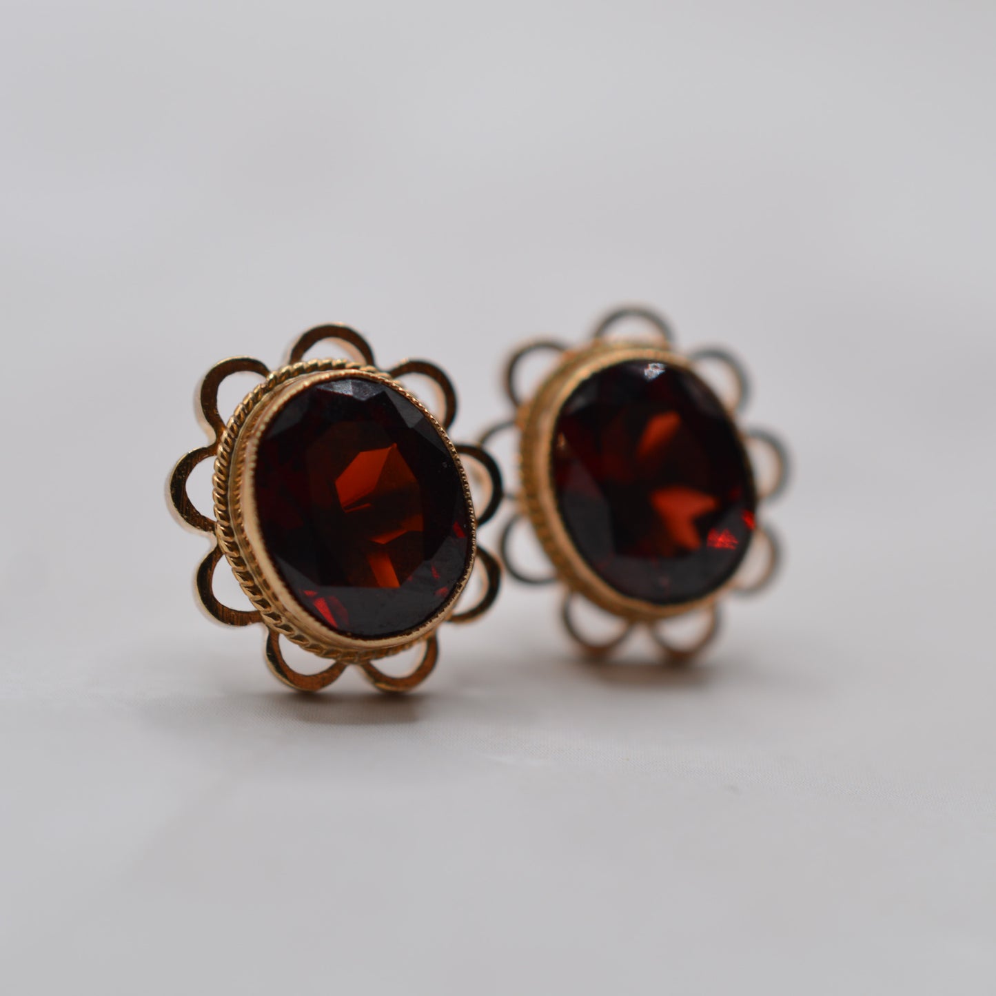 1990s Large 9ct Gold Garnet Stud Earrings with Scallop Edging