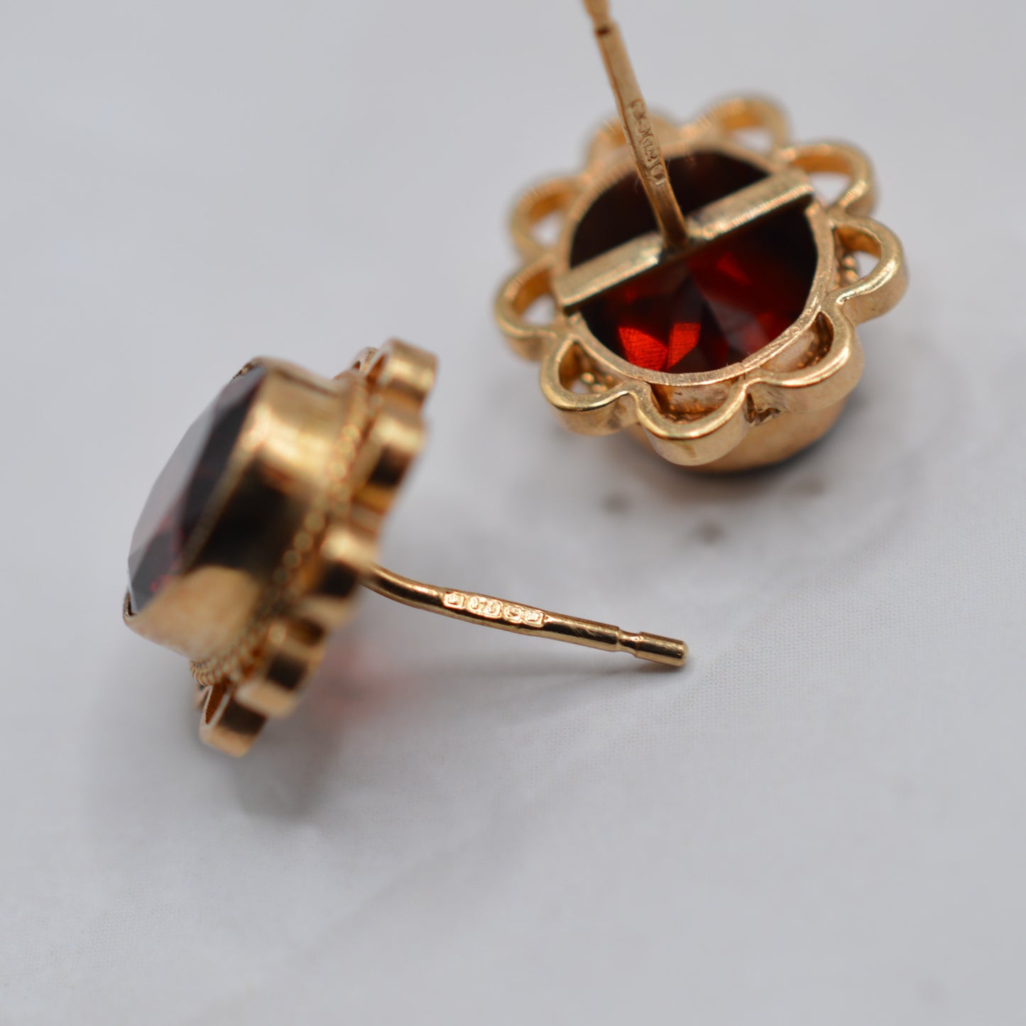 1990s Large 9ct Gold Garnet Stud Earrings with Scallop Edging