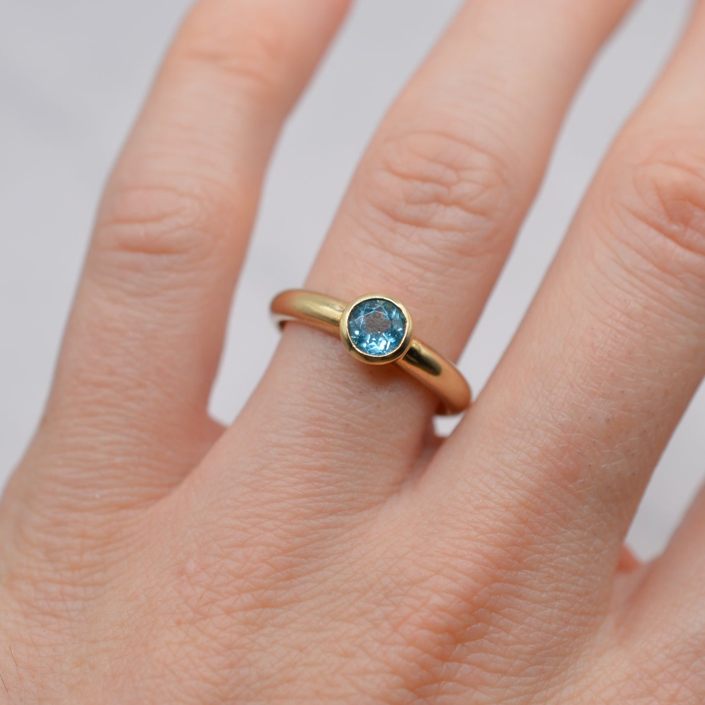 Y2K 9ct Gold Bezel-Set Solitaire Ring
