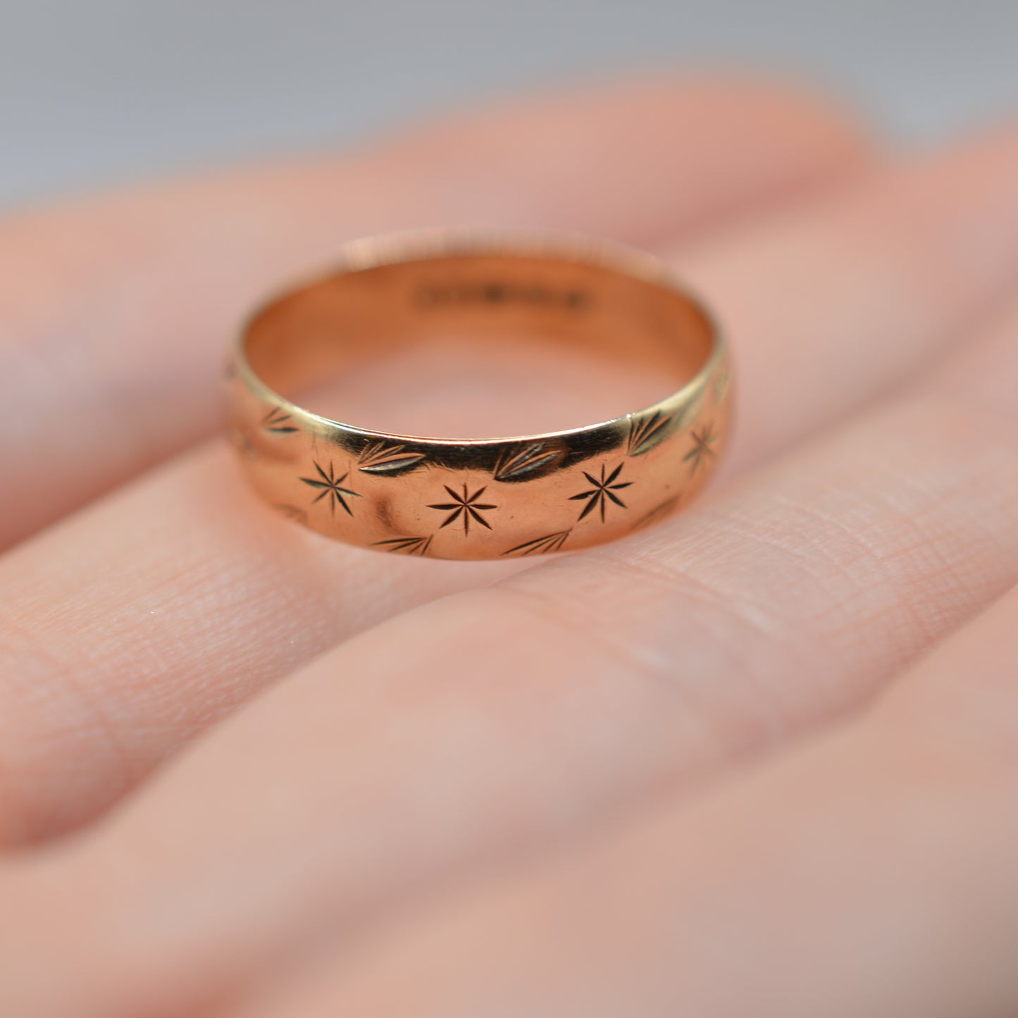 1980s Vintage 9ct Gold Star-Engraved Band Ring