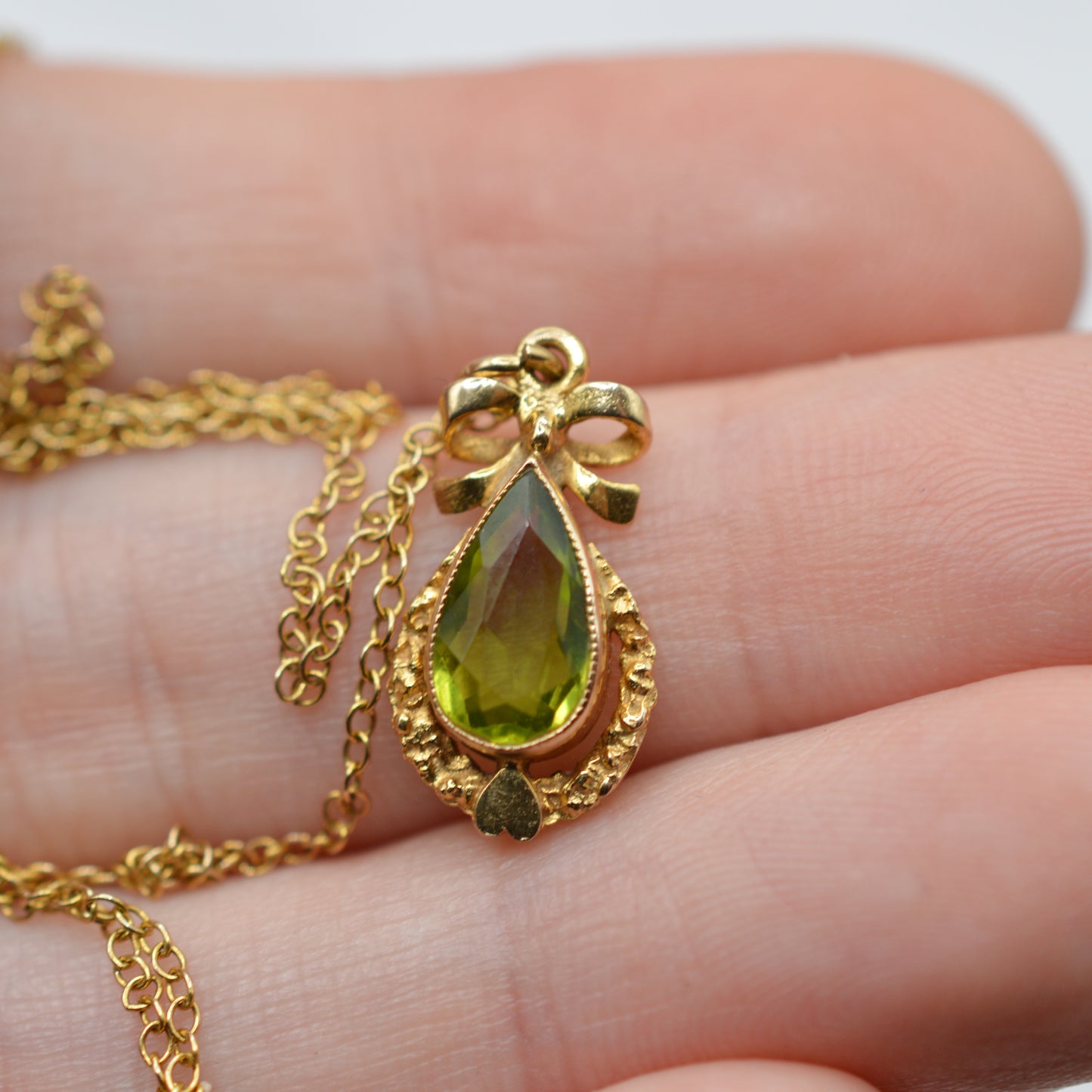 1970s Vintage 9ct Gold Peridot Pendant Bow Necklace (18”)