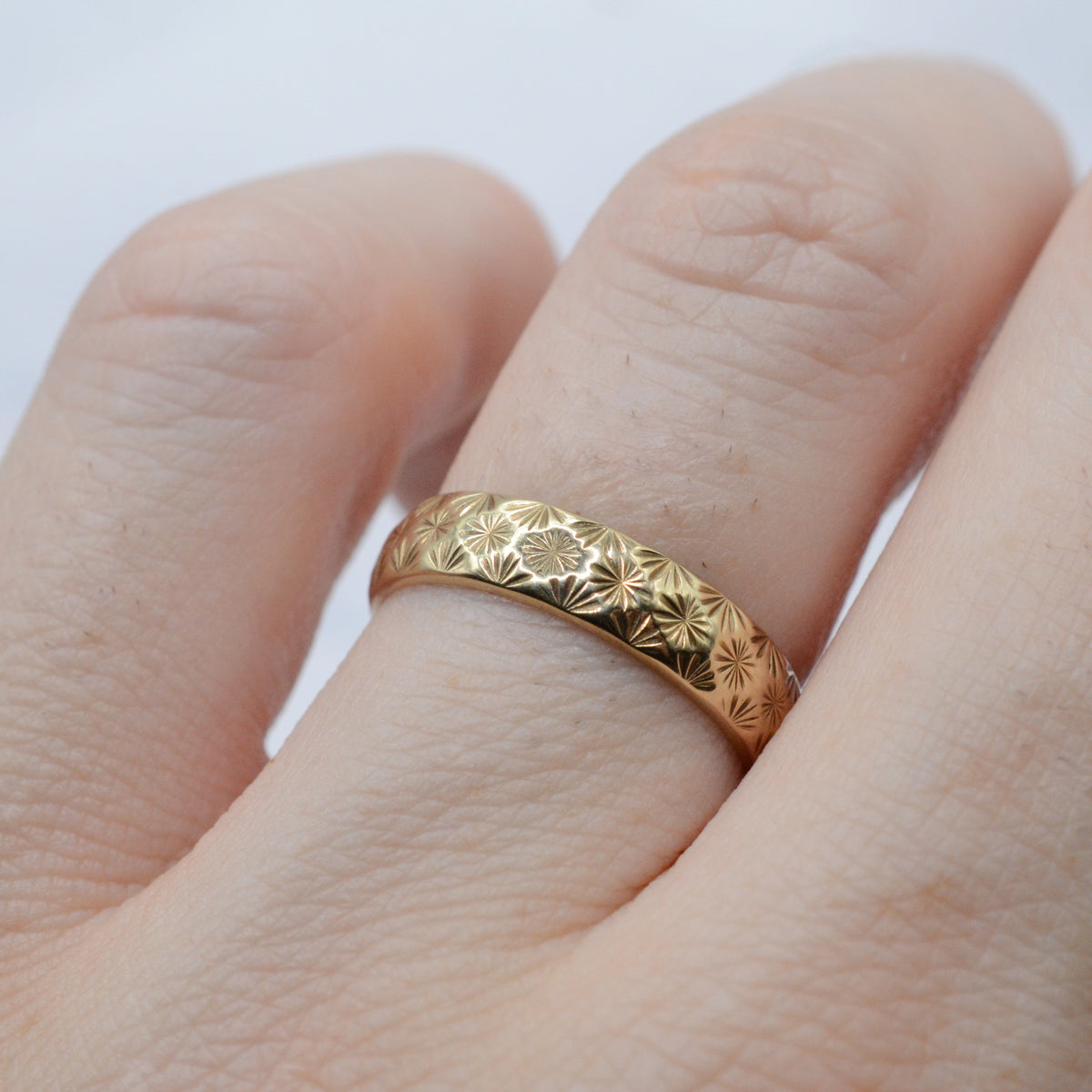 1970s Vintage 9ct Gold Star-Engraved Band Ring