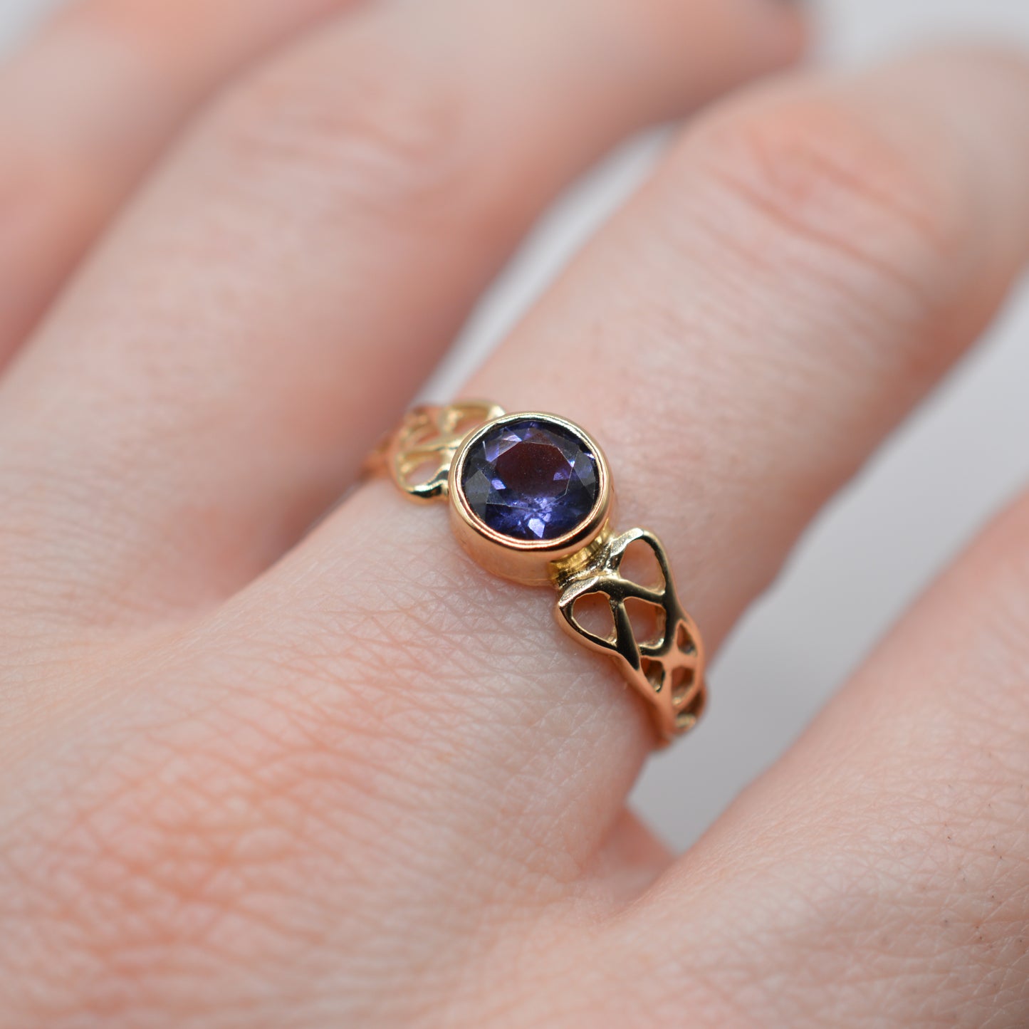 1990s 9ct Gold Iolite Celtic Ring