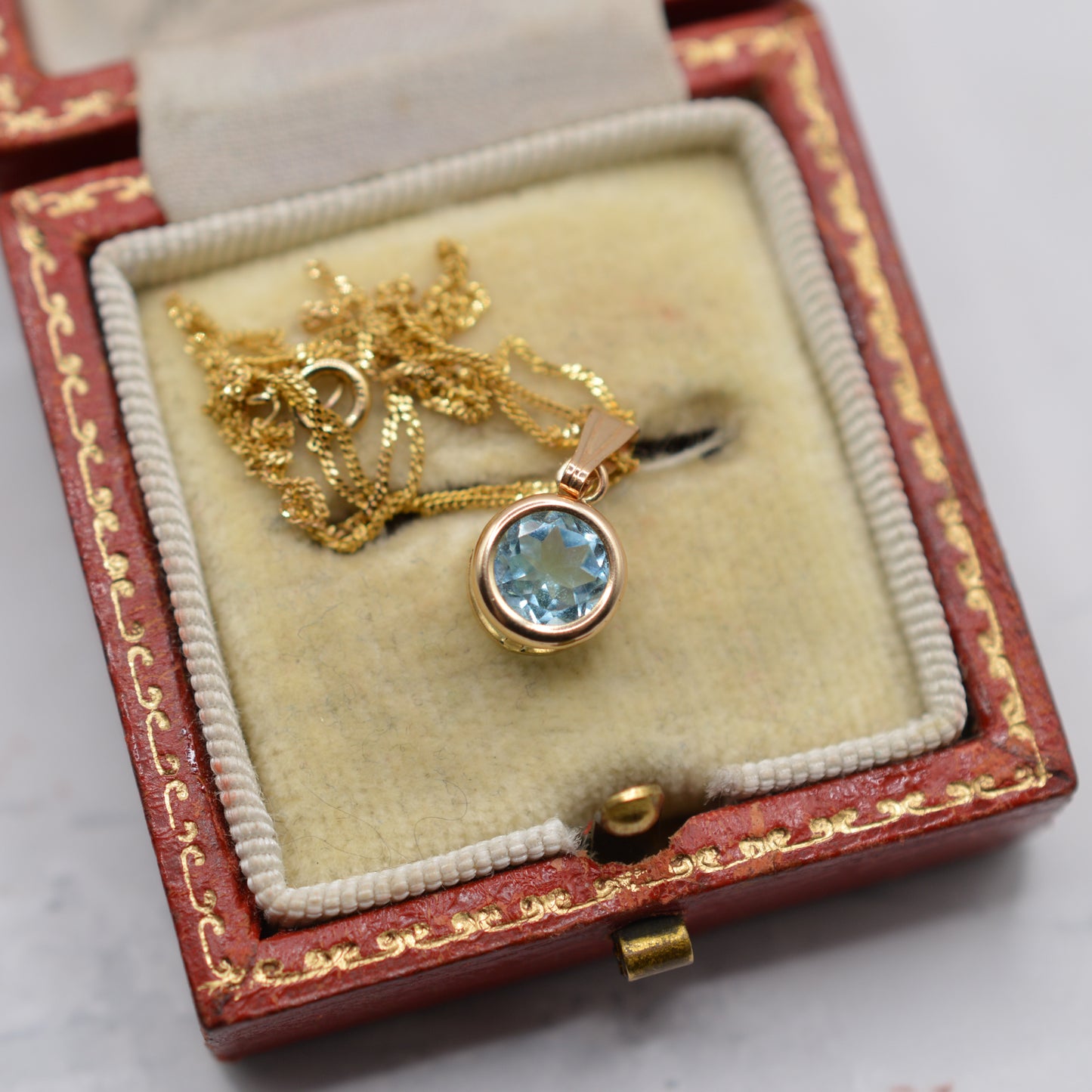 9ct Gold Blue Topaz Pendant Necklace (16" Chain)