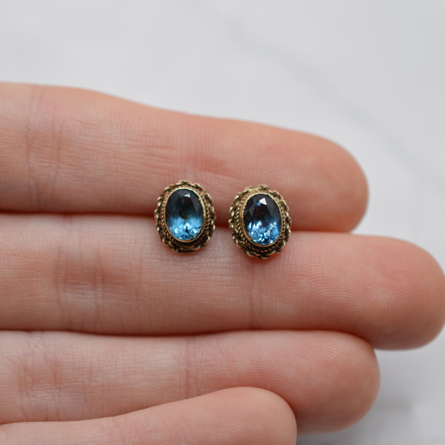 1990s 9ct Gold Blue Topaz Stud Earrings with Rope-Twist Border