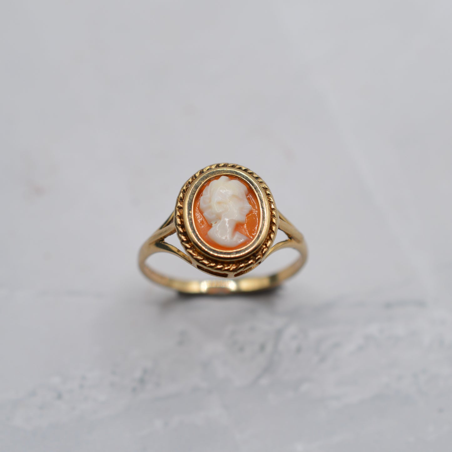 1980s Vintage 9ct Gold Cameo Ring with Rope-Twist Border