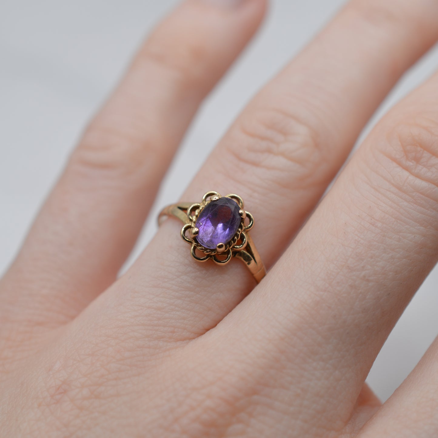 1990s 9ct Gold Amethyst Ring with Scallop Border