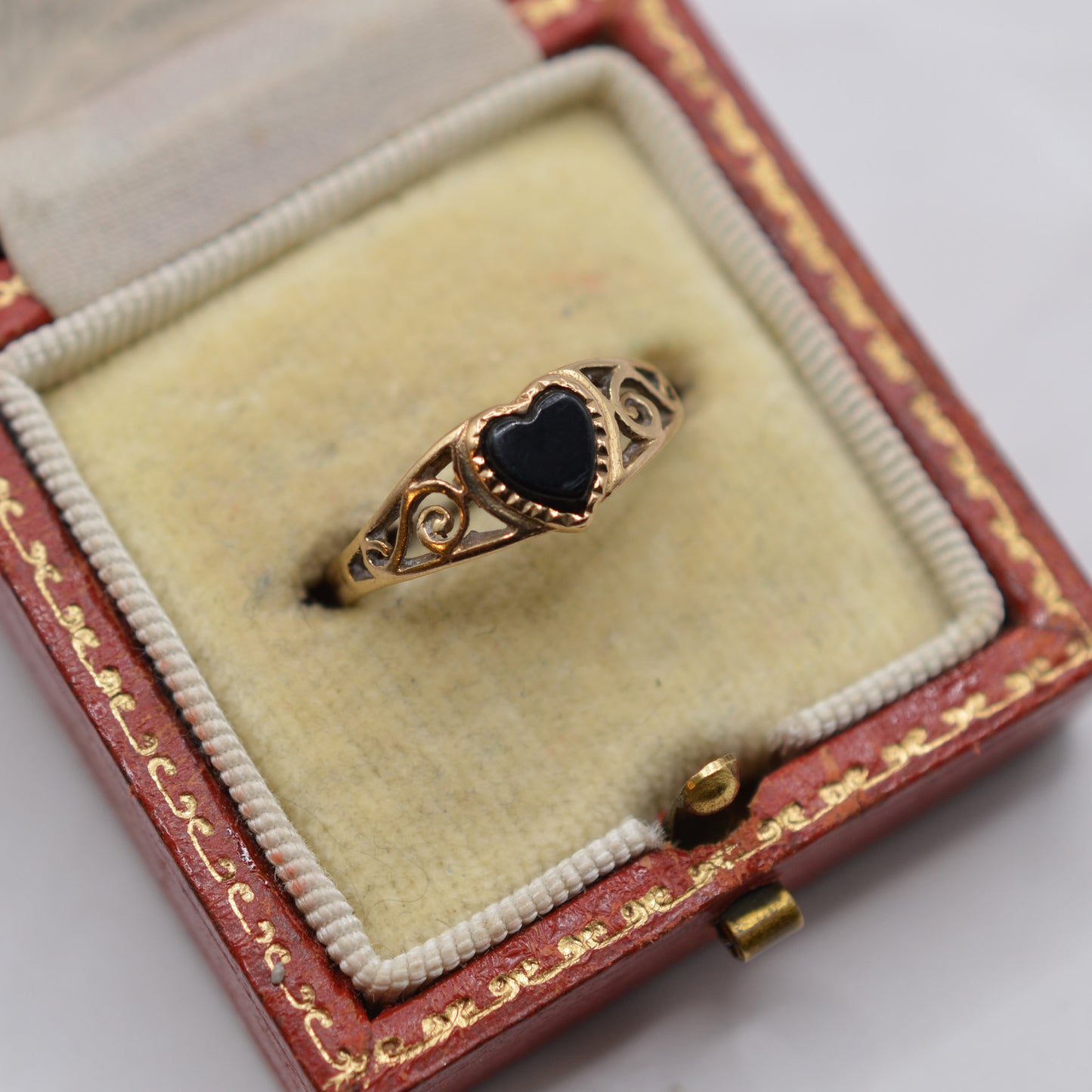 1980s 9ct Gold Onyx Heart Signet Ring