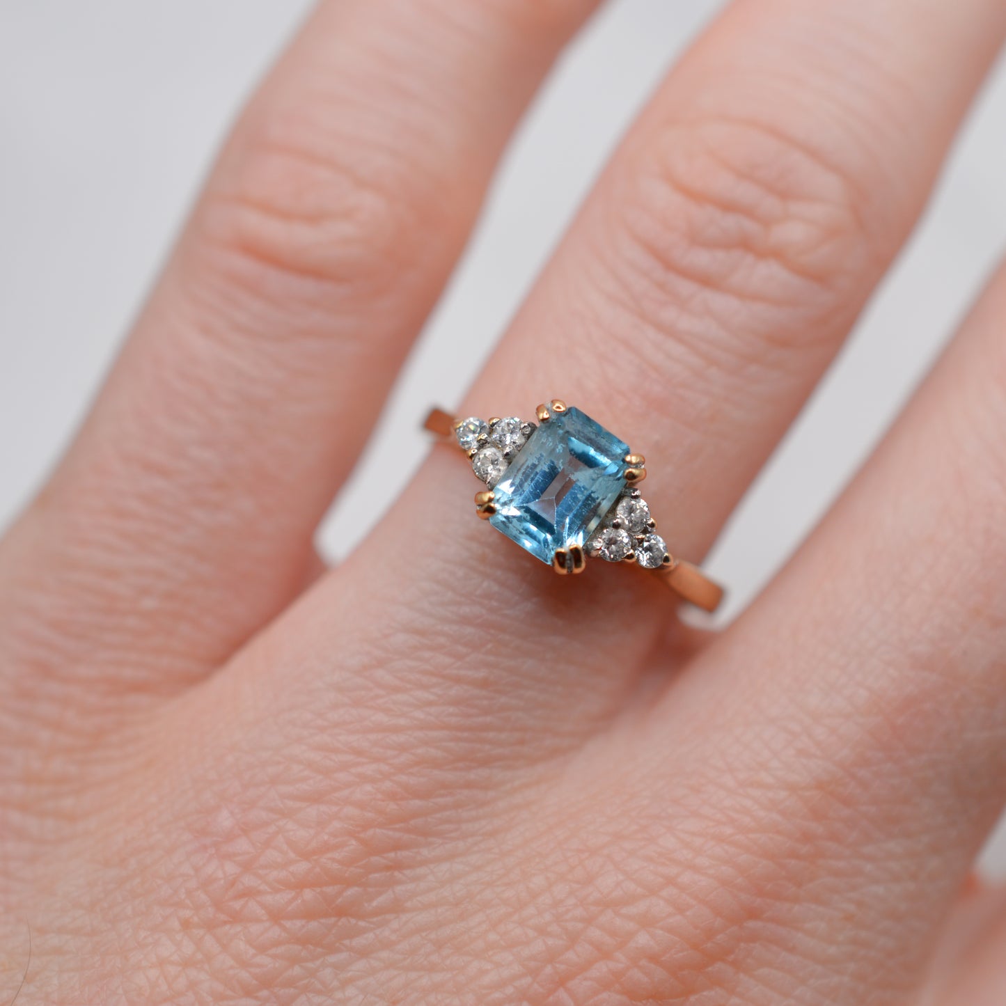 9ct Gold Blue Topaz & C/Z Ring