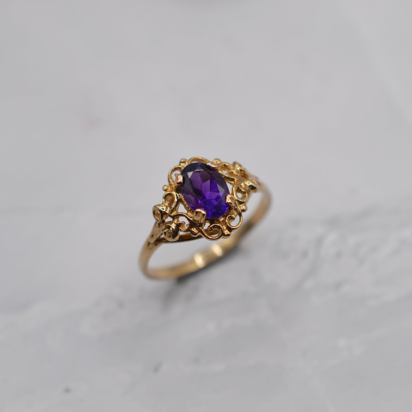 9ct Gold Amethyst Ring with Swirl Border