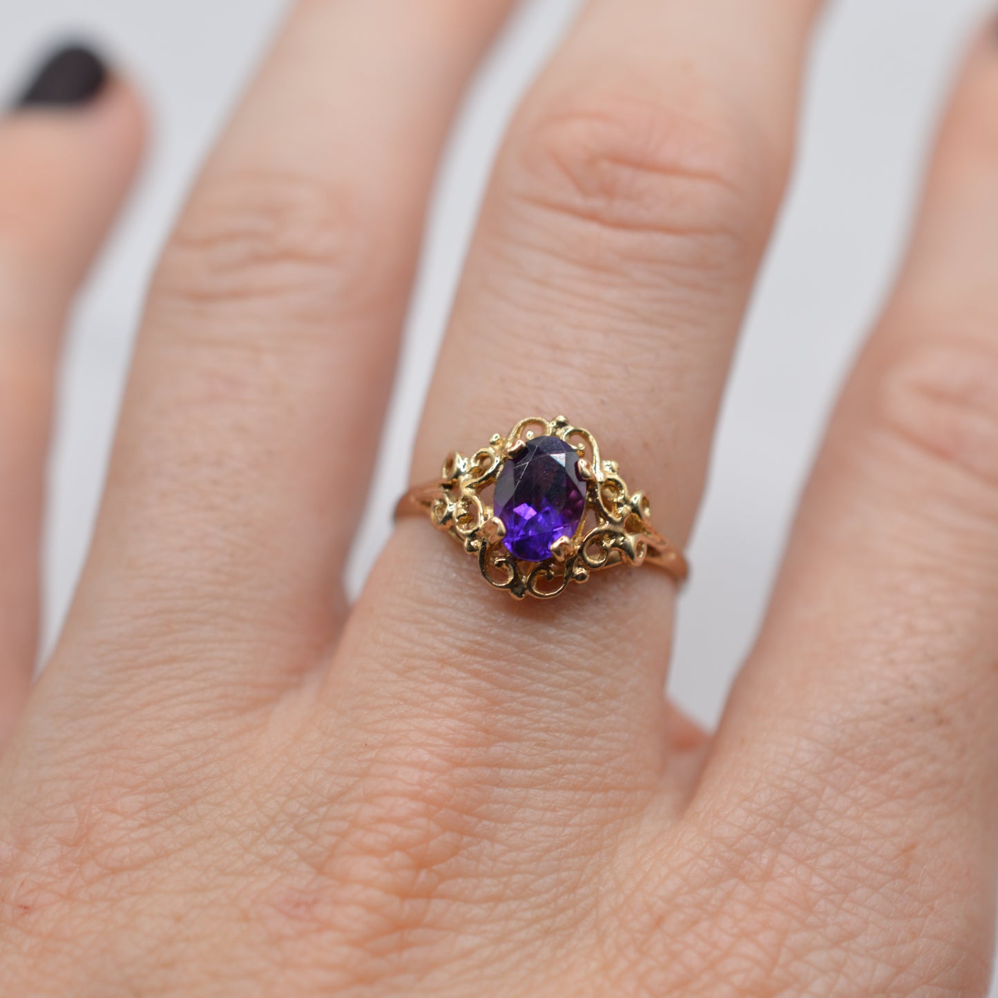 9ct Gold Amethyst Ring with Swirl Border