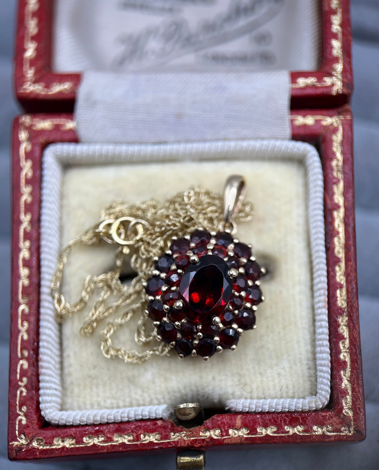 Beautiful 9ct Gold Garnet Cluster Pendant Necklace