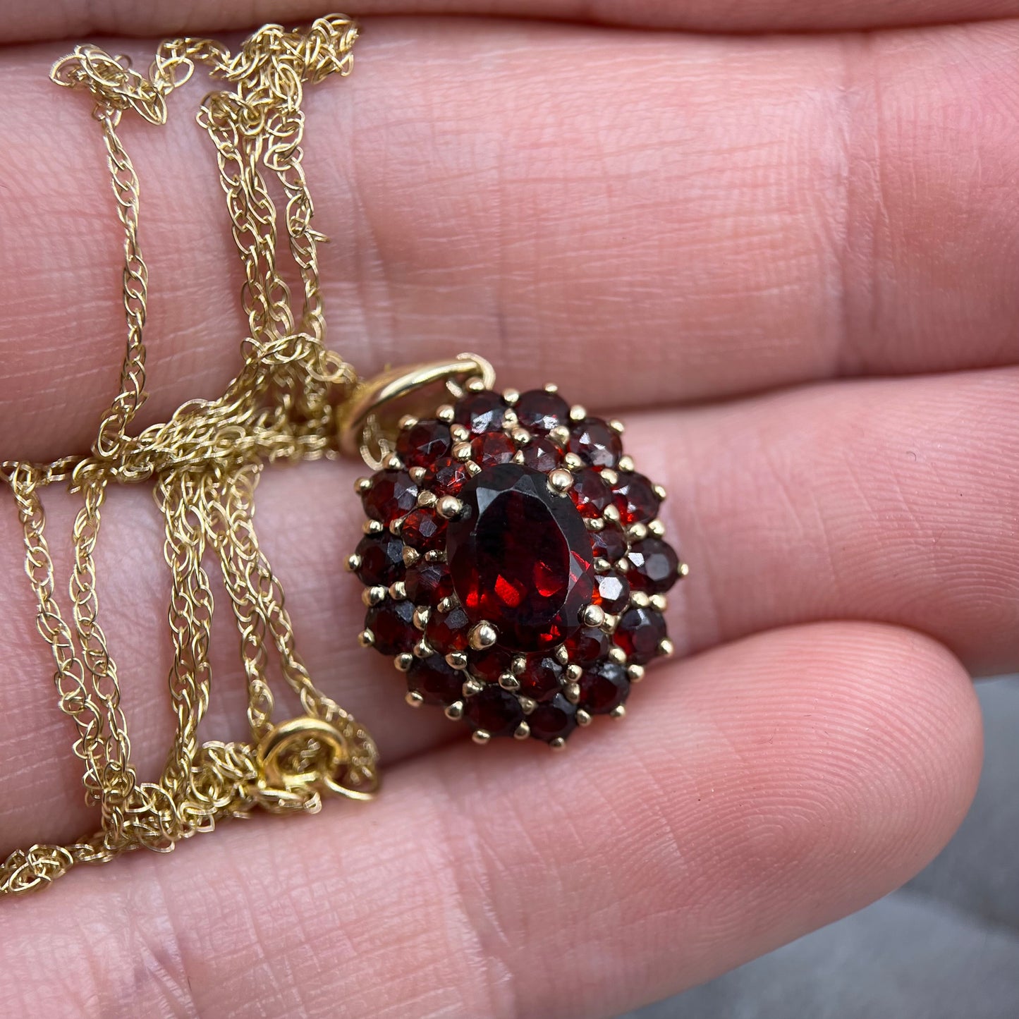 Beautiful 9ct Gold Garnet Cluster Pendant Necklace