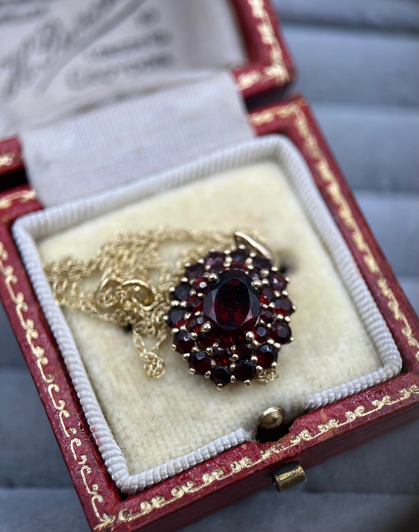 Beautiful 9ct Gold Garnet Cluster Pendant Necklace