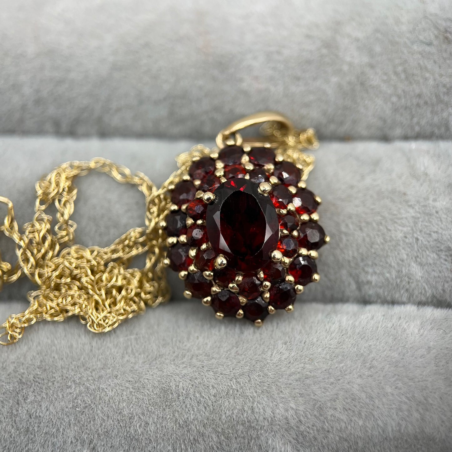 Beautiful 9ct Gold Garnet Cluster Pendant Necklace