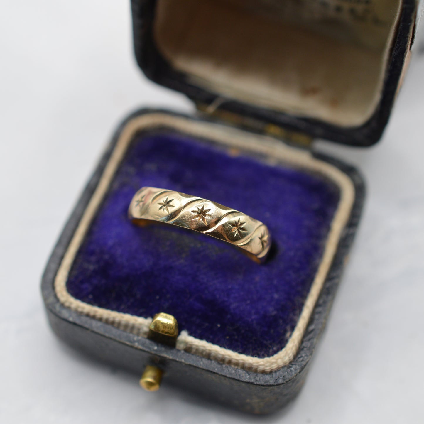 1980s 9ct Gold Star-Engraved Band Ring