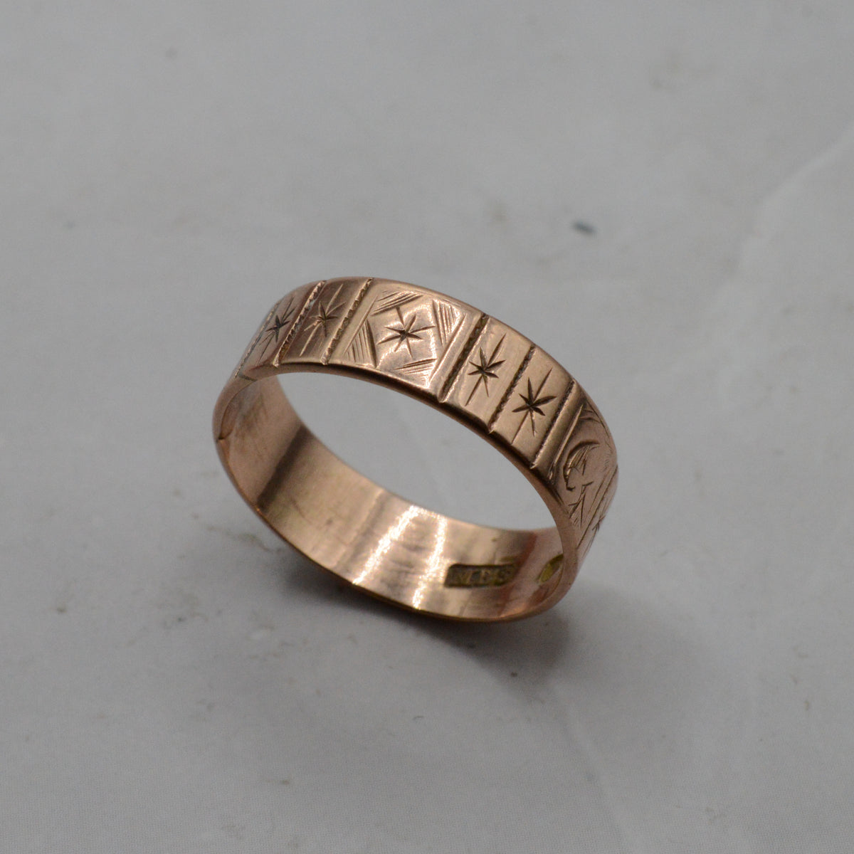1949 Vintage Mid-Century 9ct Gold Star-Engraved Band Ring
