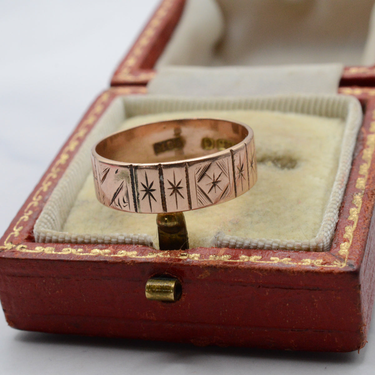 1949 Vintage Mid-Century 9ct Gold Star-Engraved Band Ring