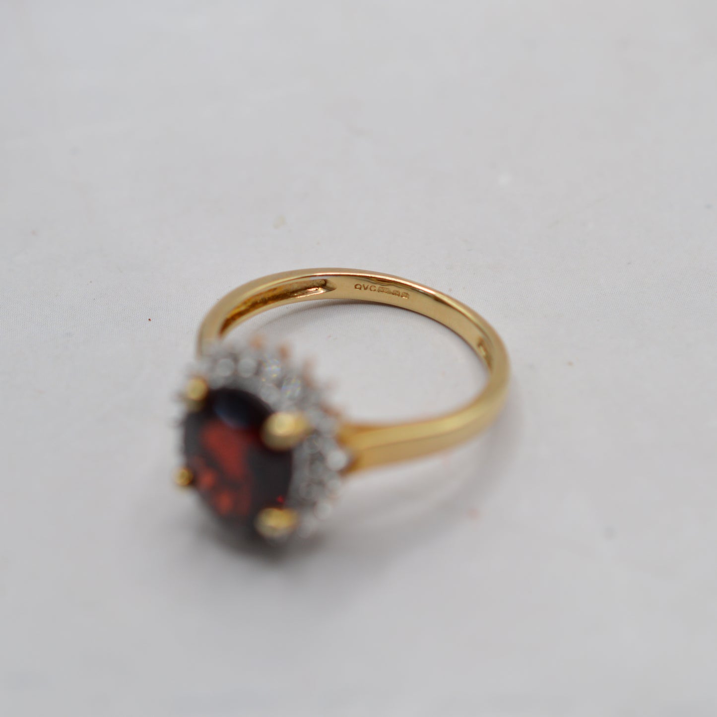 Y2K 9ct Gold Garnet & Diamond Halo Ring