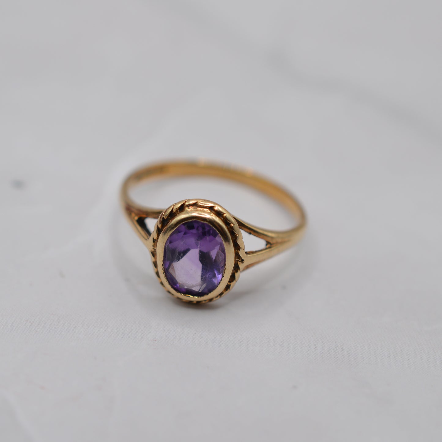 1990s 9ct Gold Amethyst Solitaire Ring with Rope-Twist Border