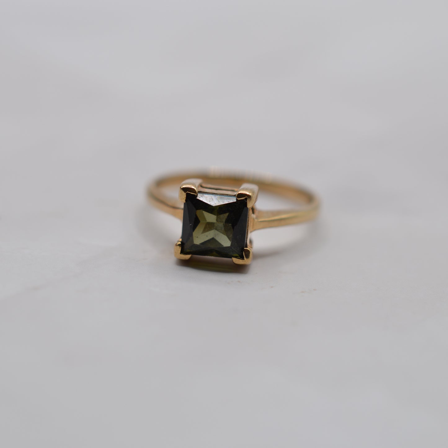Y2K Vintage 9ct Gold Green Tourmaline Solitaire Ring