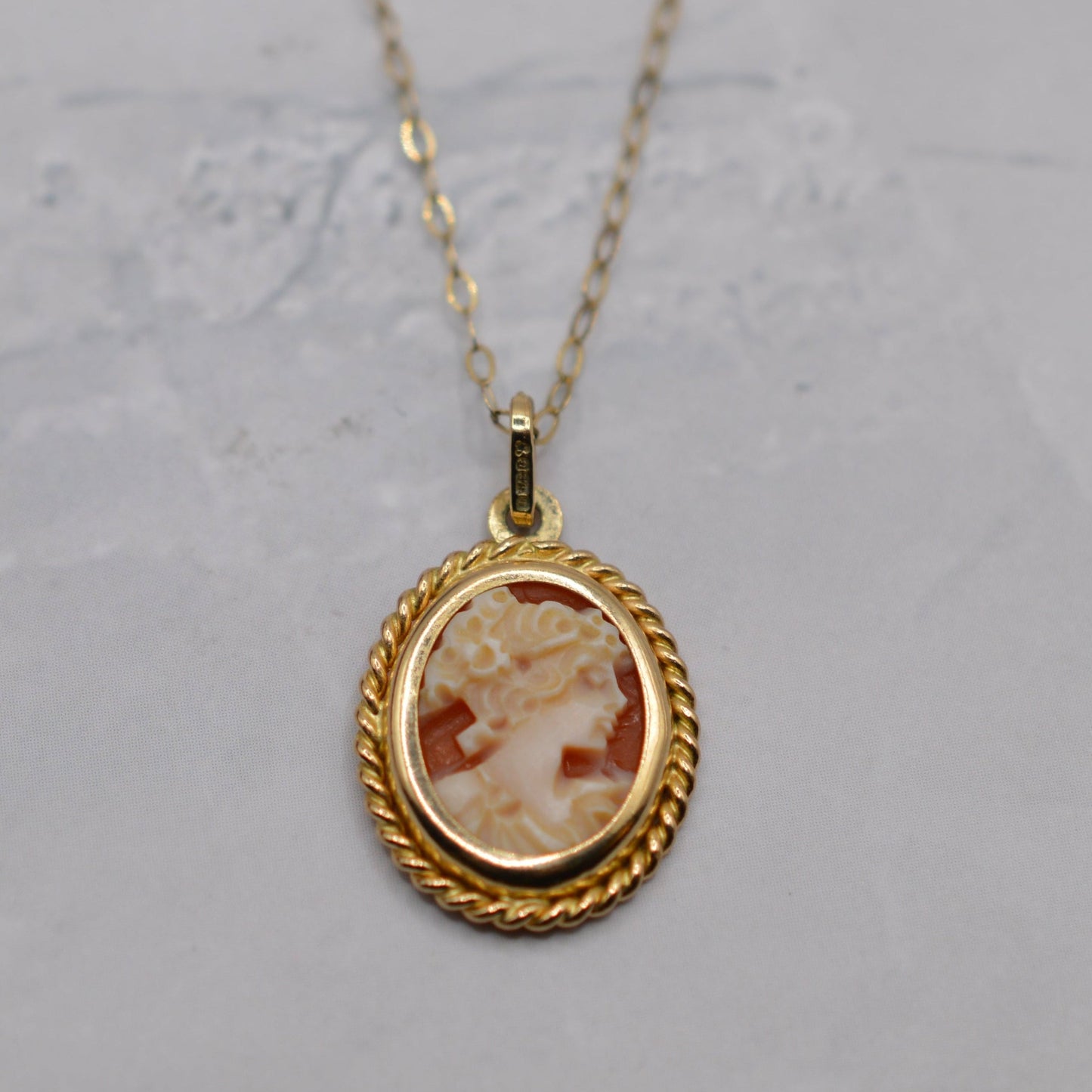 1990s 9ct Gold Cameo Pendant Necklace (16”)