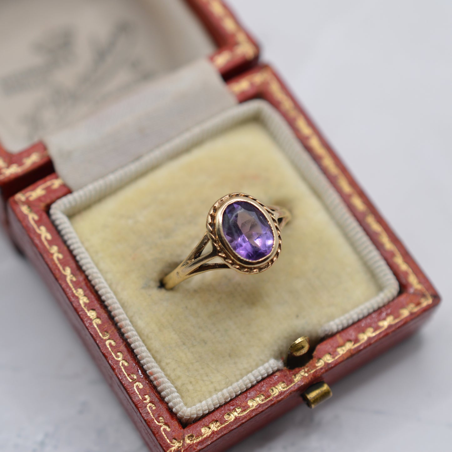 1990s 9ct Gold Amethyst Solitaire Ring with Rope-Twist Border