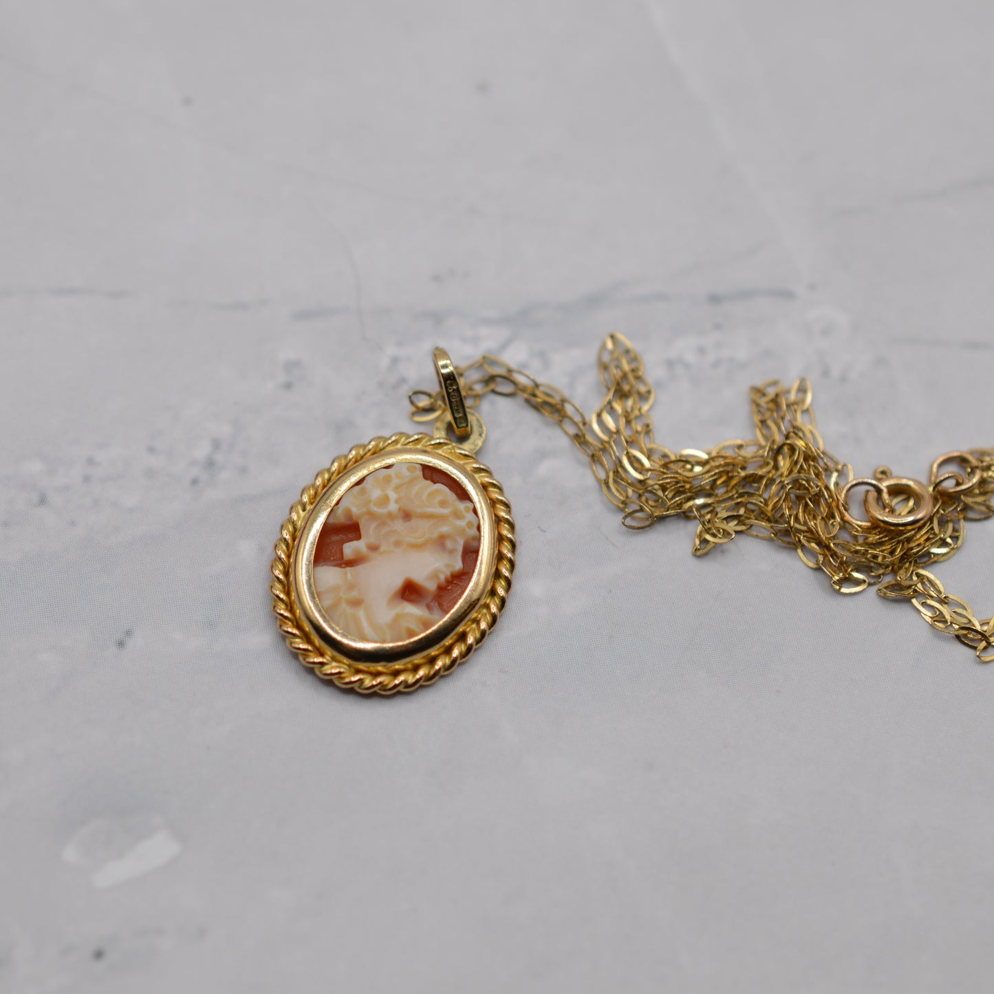 1990s 9ct Gold Cameo Pendant Necklace (16”)