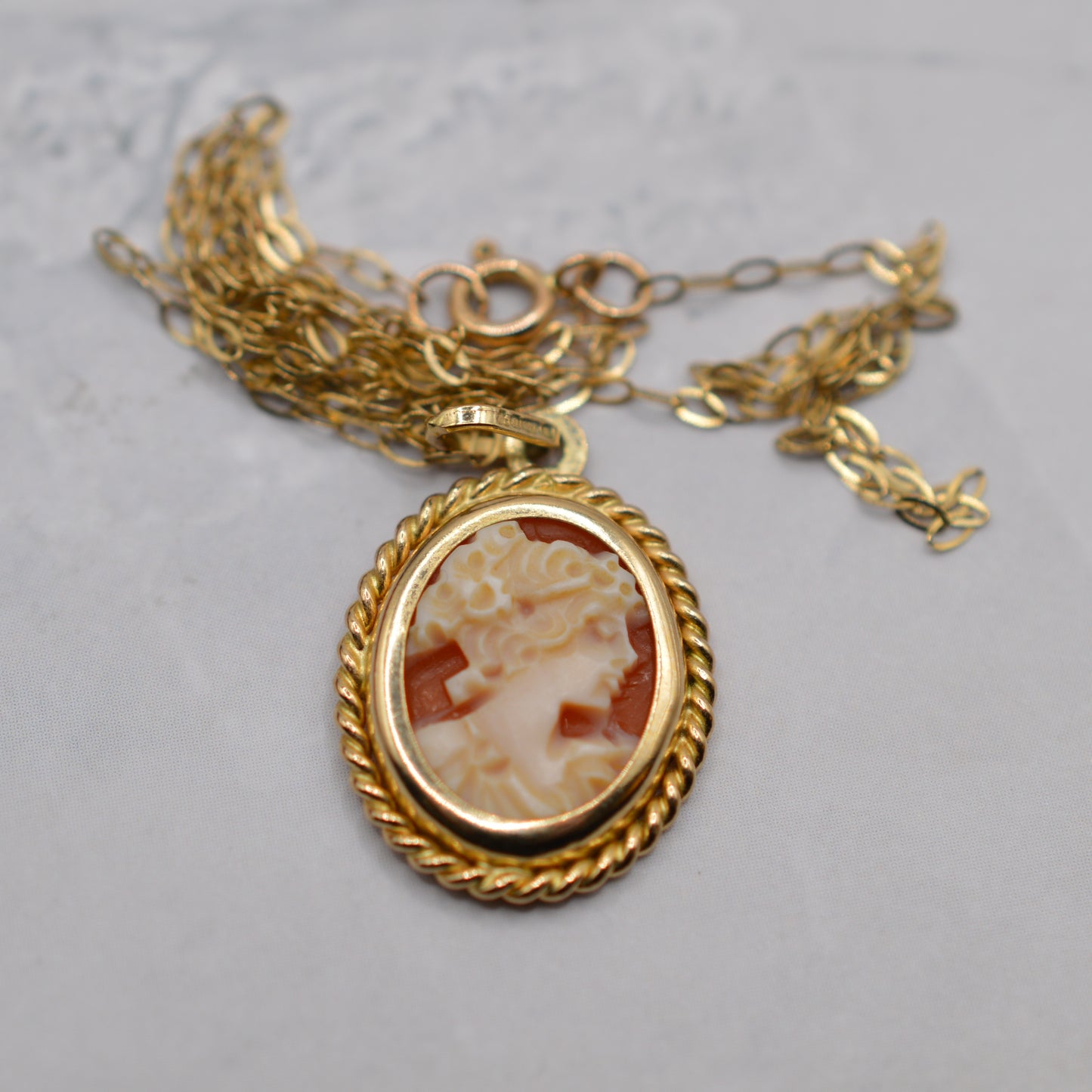 1990s 9ct Gold Cameo Pendant Necklace (16”)