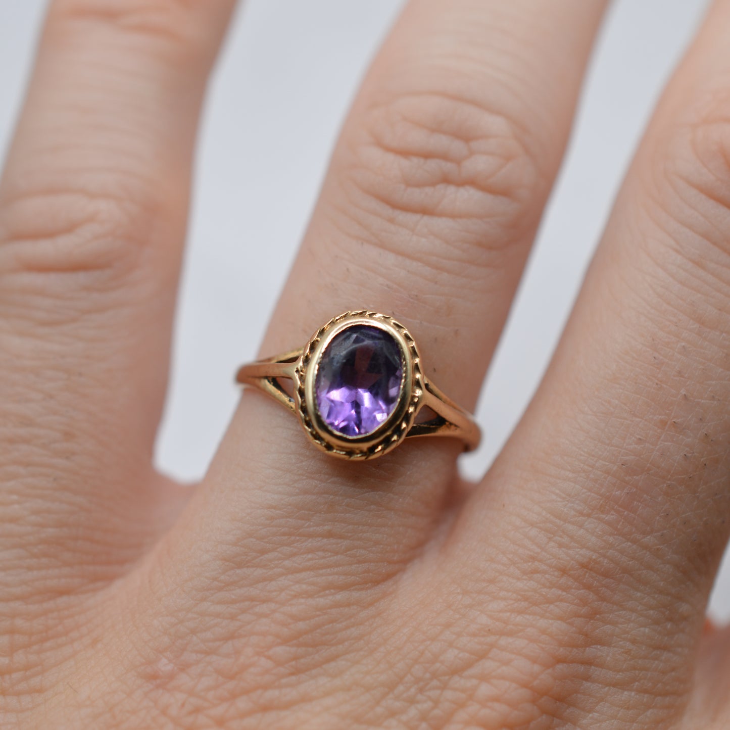 1990s 9ct Gold Amethyst Solitaire Ring with Rope-Twist Border