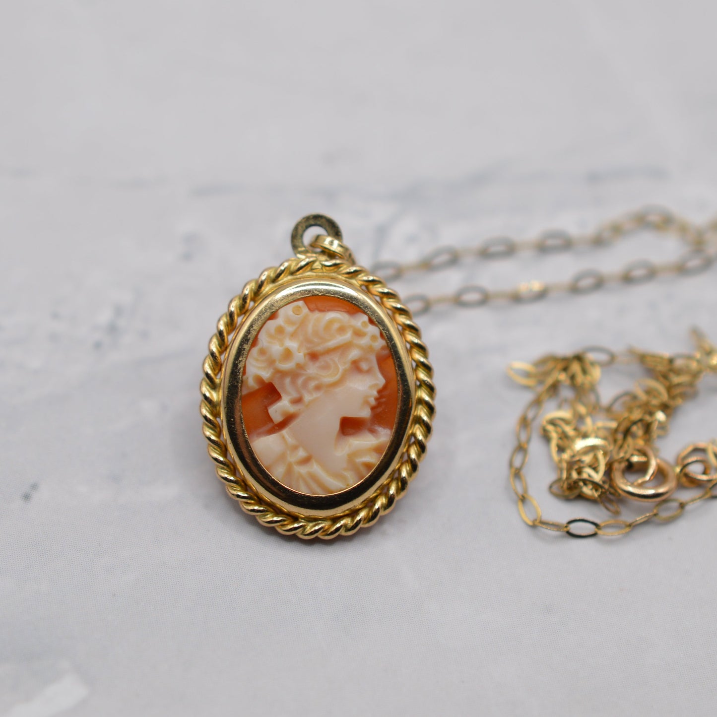 1990s 9ct Gold Cameo Pendant Necklace (16”)