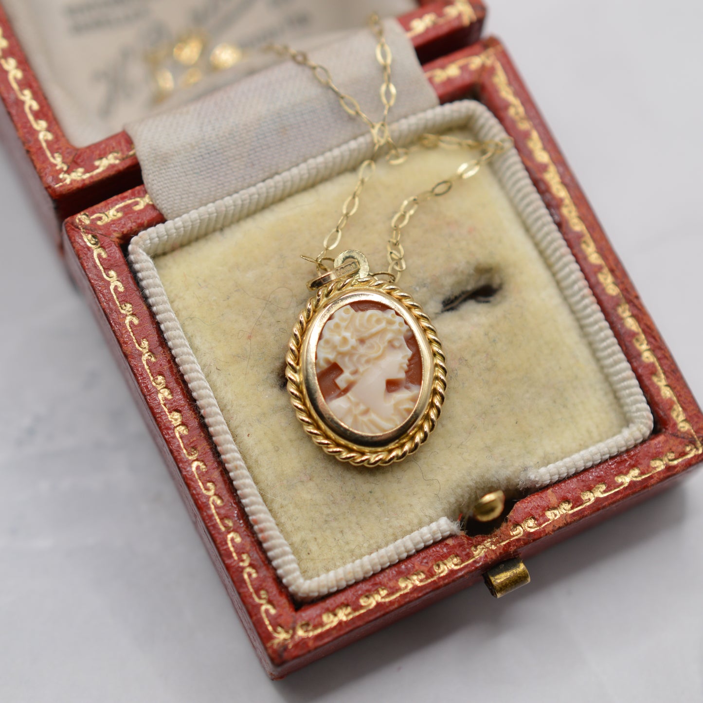 1990s 9ct Gold Cameo Pendant Necklace (16”)
