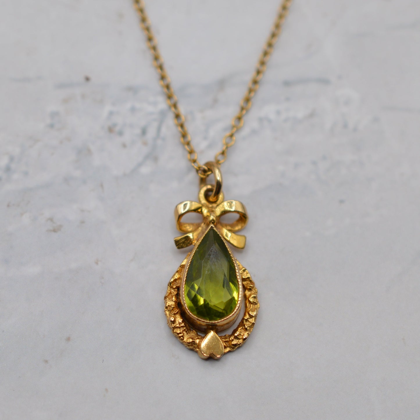 1970s Vintage 9ct Gold Peridot Pendant Bow Necklace (18”)