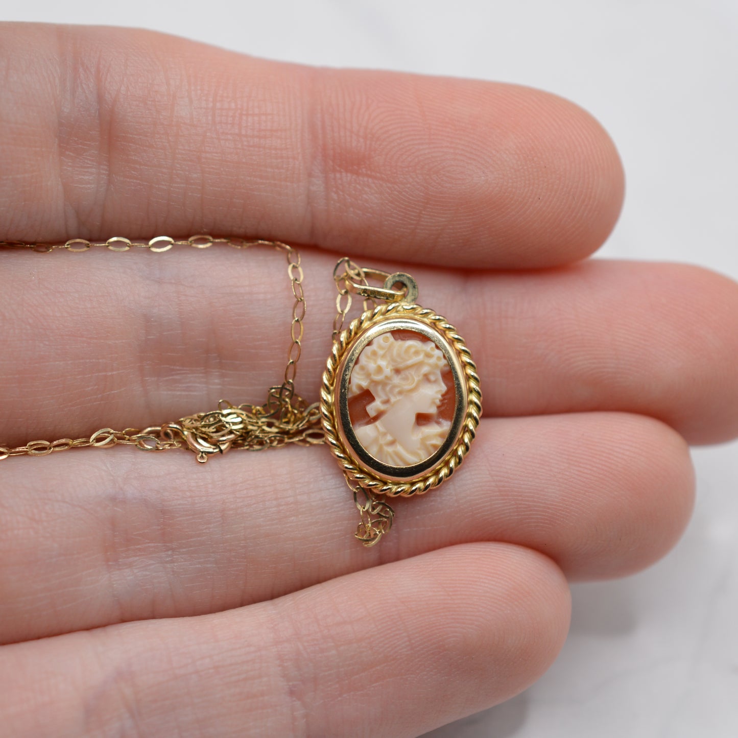 1990s 9ct Gold Cameo Pendant Necklace (16”)