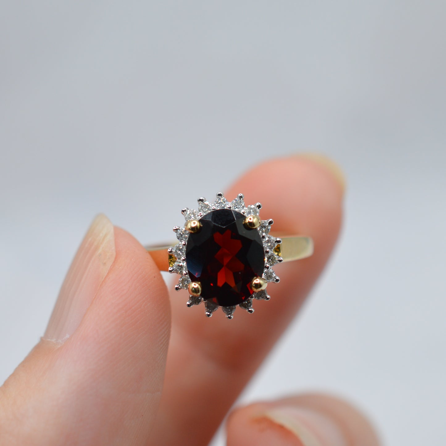Y2K 9ct Gold Garnet & Diamond Halo Ring