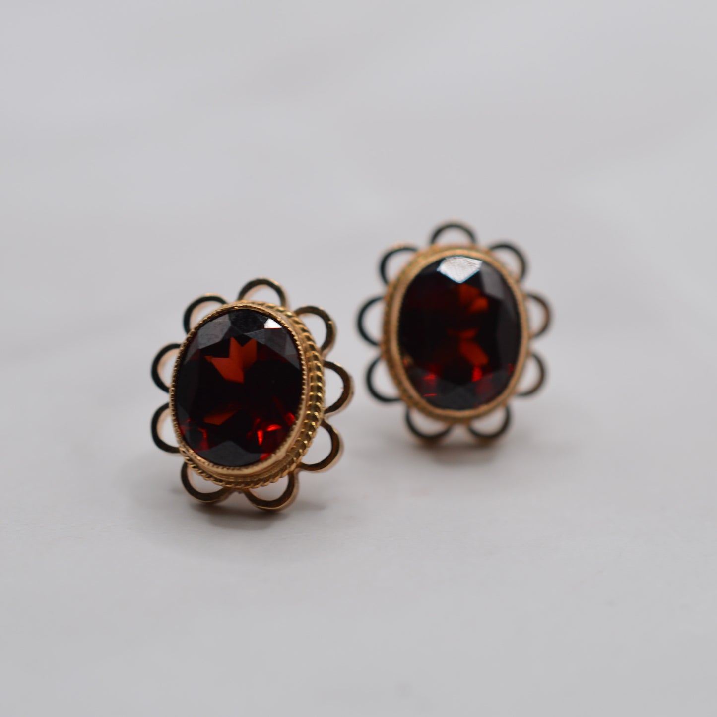 1990s Large 9ct Gold Garnet Stud Earrings with Scallop Edging