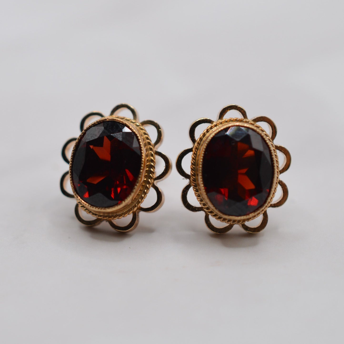 1990s Large 9ct Gold Garnet Stud Earrings with Scallop Edging
