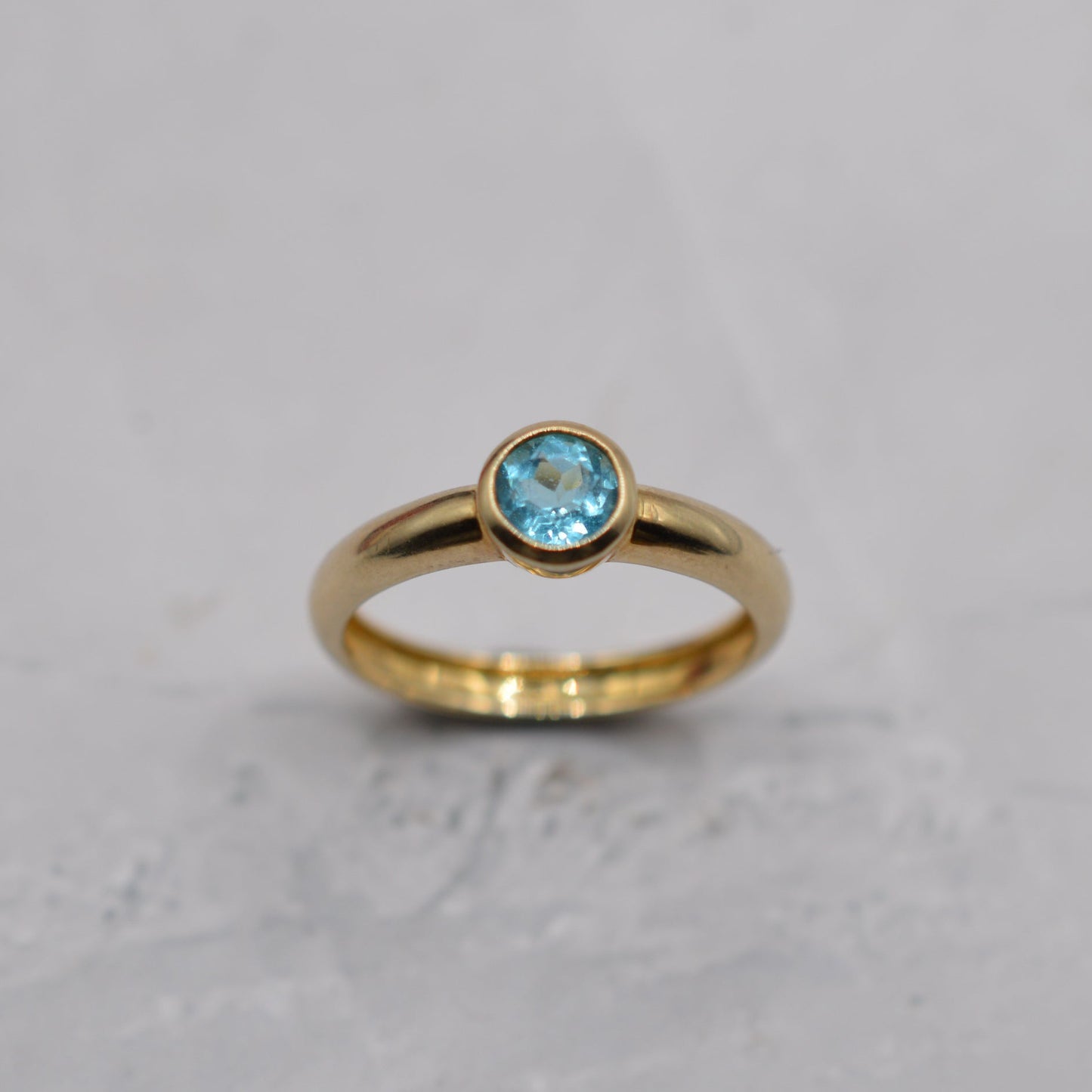 Y2K 9ct Gold Bezel-Set Solitaire Ring