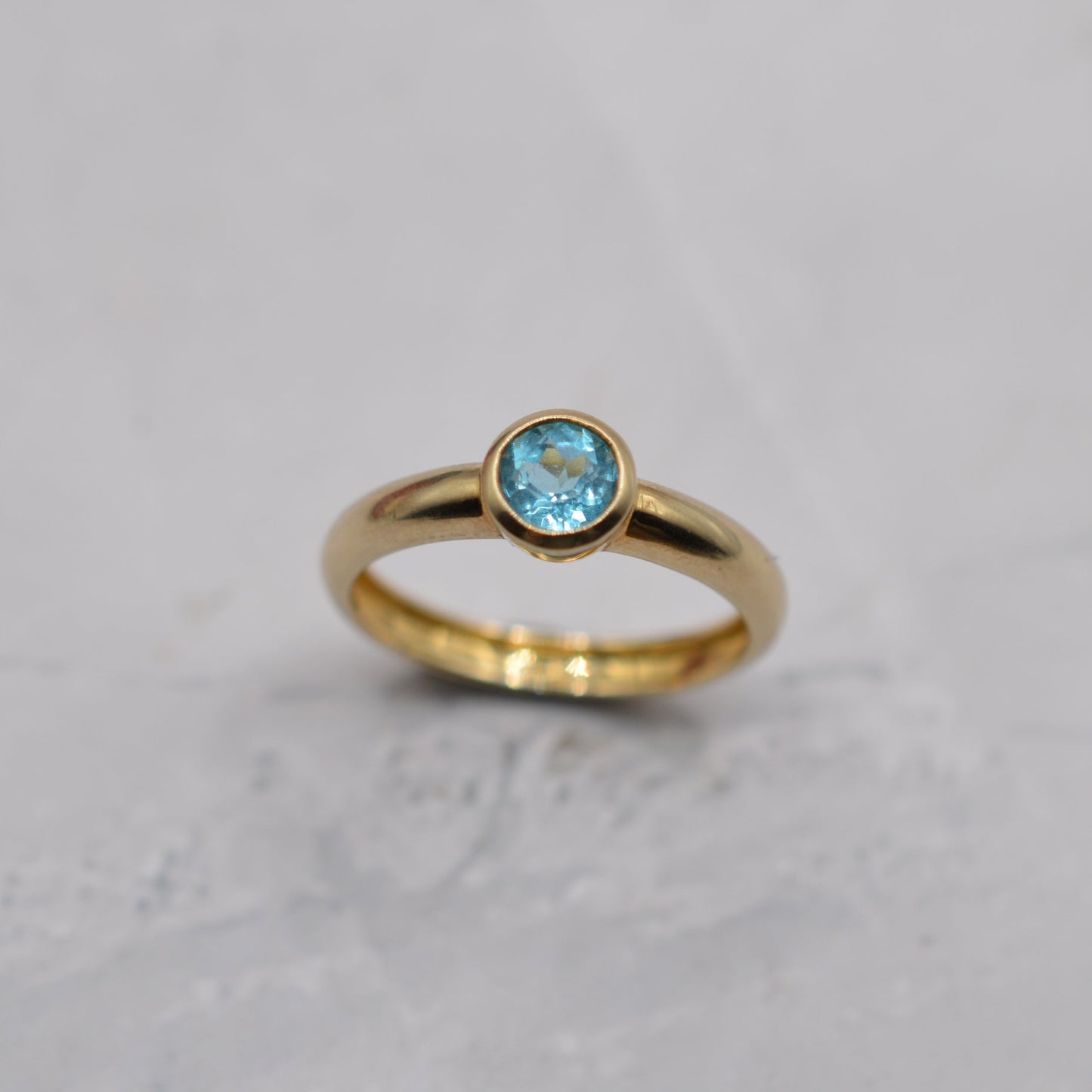 Y2K 9ct Gold Bezel-Set Solitaire Ring