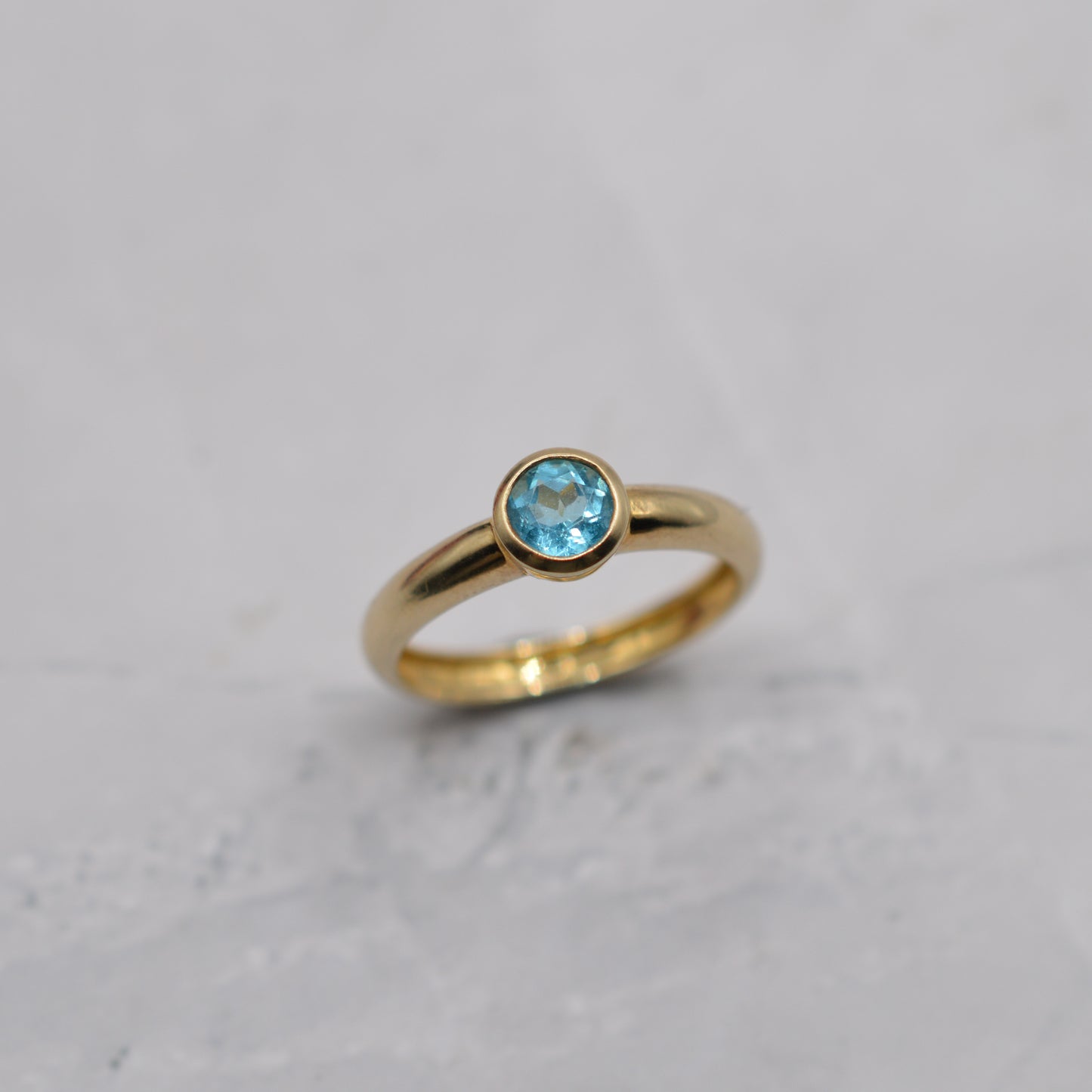 Y2K 9ct Gold Bezel-Set Solitaire Ring