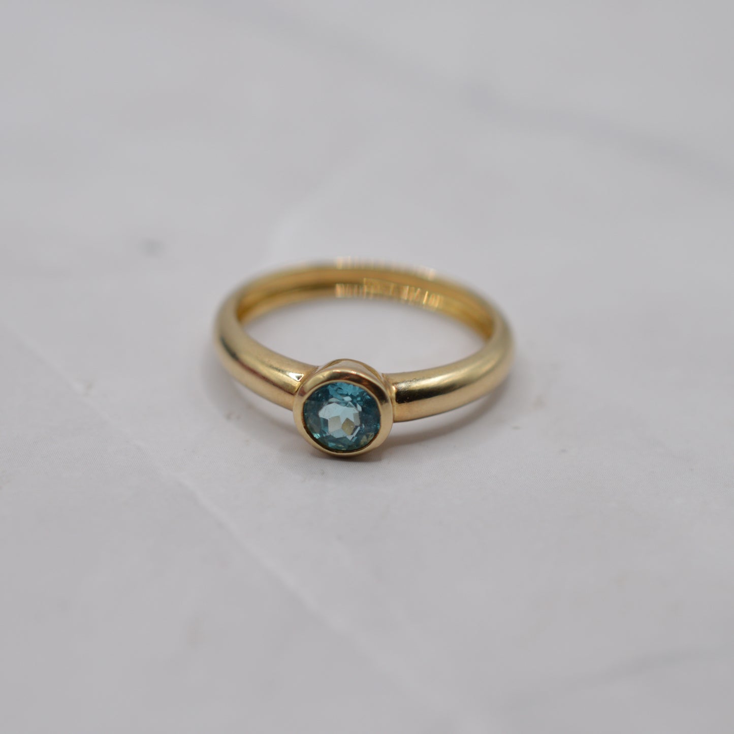 Y2K 9ct Gold Bezel-Set Solitaire Ring