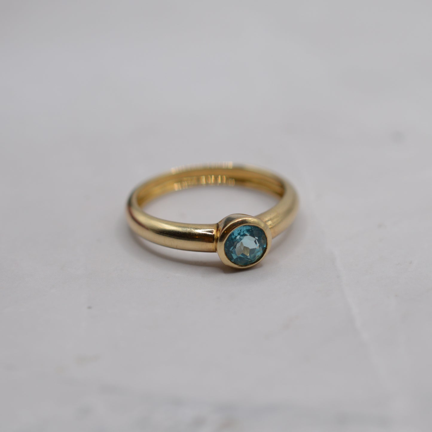 Y2K 9ct Gold Bezel-Set Solitaire Ring