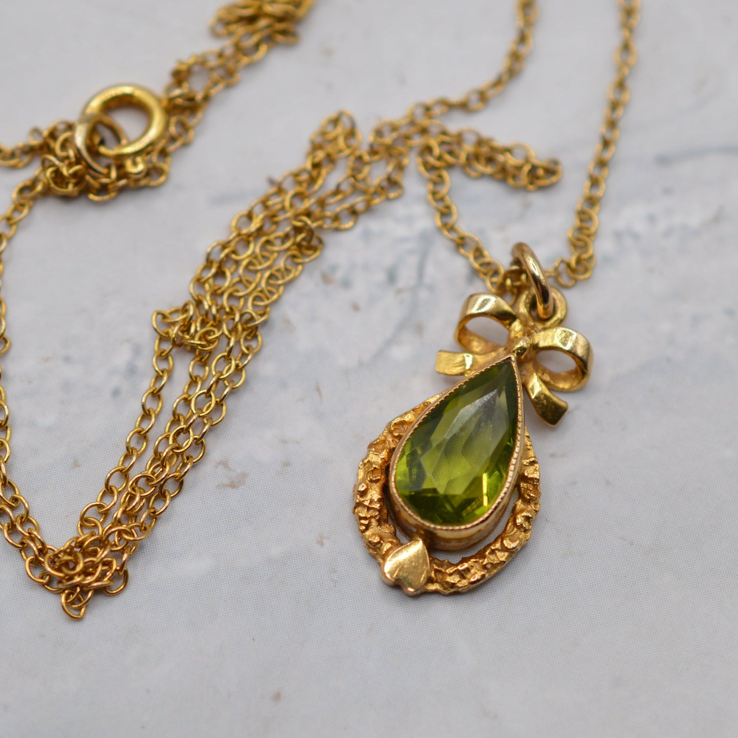 1970s Vintage 9ct Gold Peridot Pendant Bow Necklace (18”)
