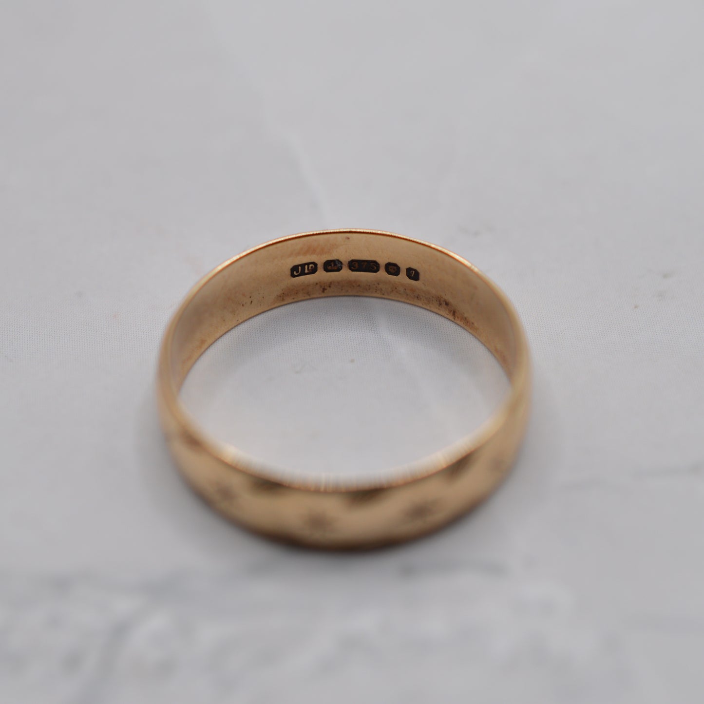 1980s Vintage 9ct Gold Star-Engraved Band Ring